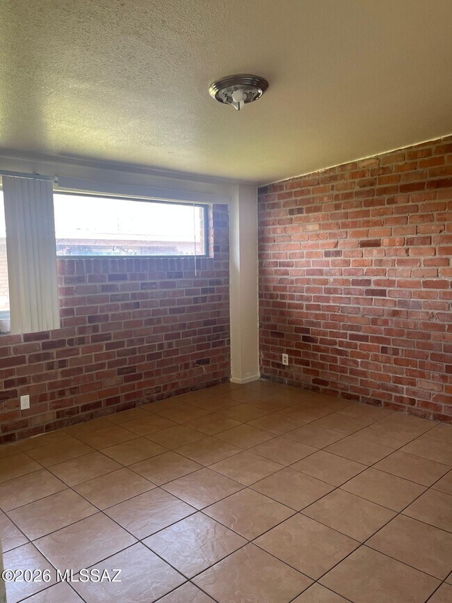 Building Photo - 411 E Delano St