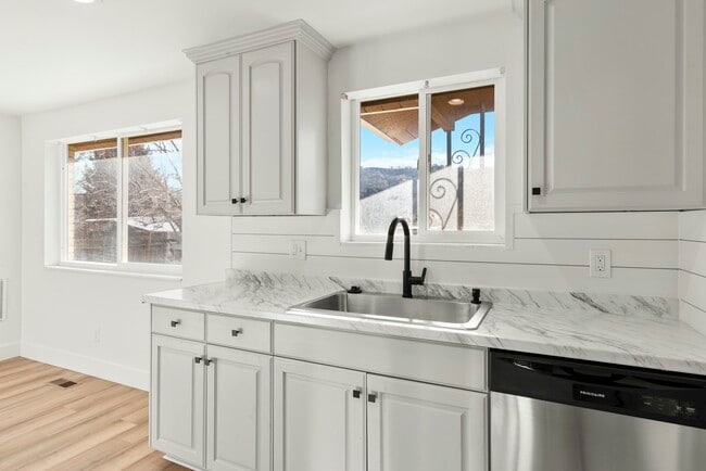 Building Photo - 1335 E Lester Dr