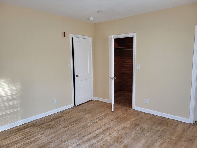 Building Photo - Renovated 4/2.5 Home with garage and large private backyard