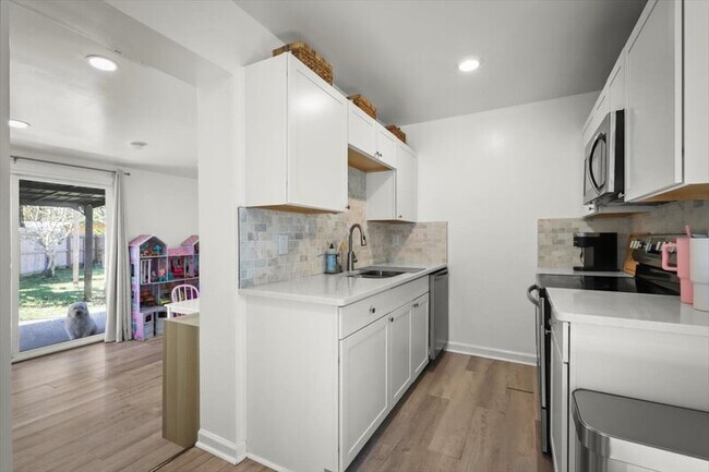 Building Photo - 3506 Claridge Rd E