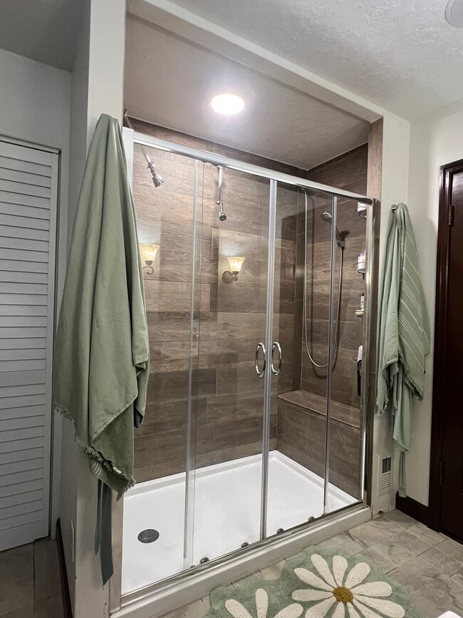 Building Photo - {4331} Updated West Plaza Bungalow + Moder...