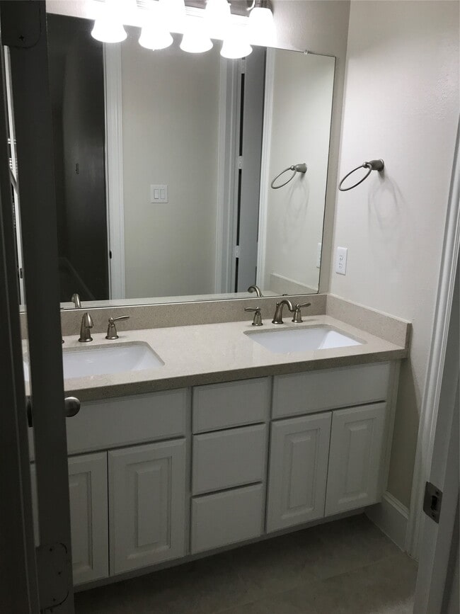 Building Photo - 2226 Falcon Brook Dr