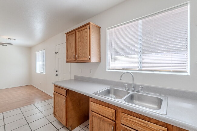 Building Photo - 402 N 101st Pl