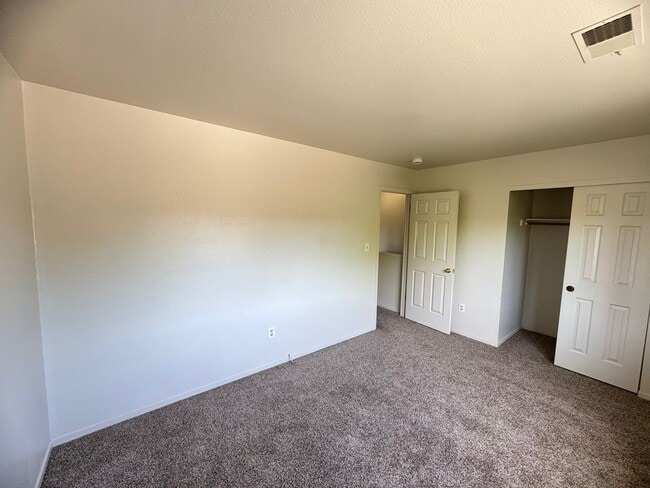 Building Photo - Charming 3 bedroom 1.5 bathroom Two story Town House with an attached garage.