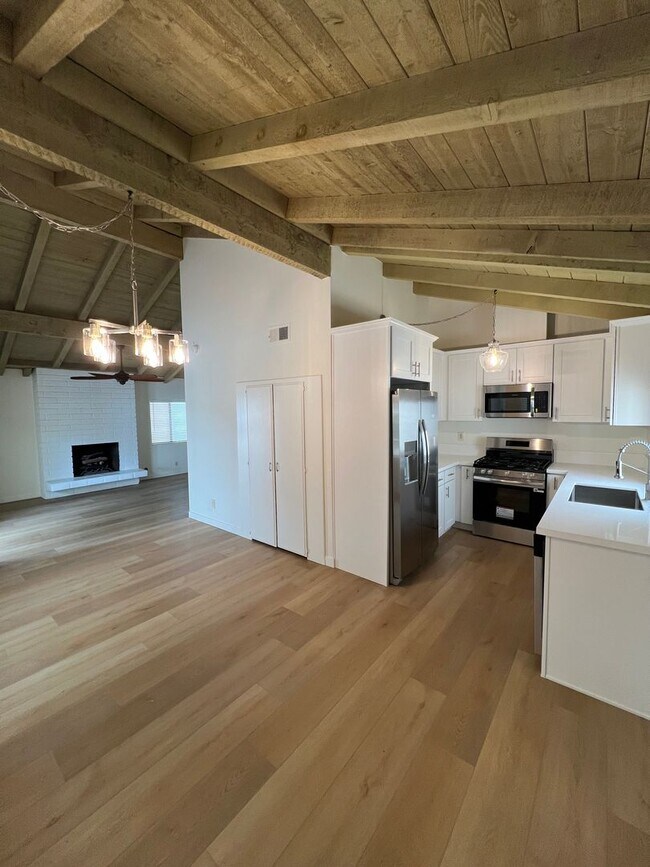 Building Photo - Beachside Living on Balboa Peninsula - Com...