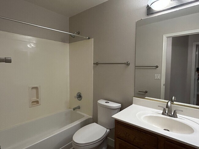 Building Photo - 434 E Chicory Pl