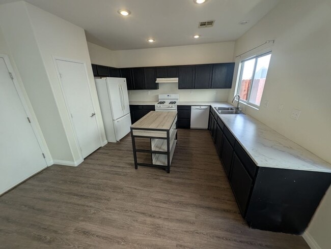 Building Photo - 4622 English Lavender Ave