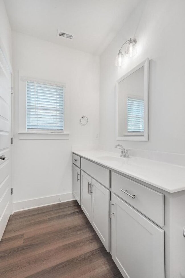 Building Photo - 2 Bedroom with Bonus Office!