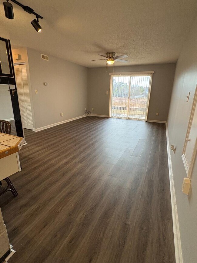 Building Photo - 922 Fairwood Lakes Dr