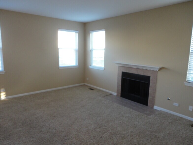 Building Photo - 1825 Bluestem Cir