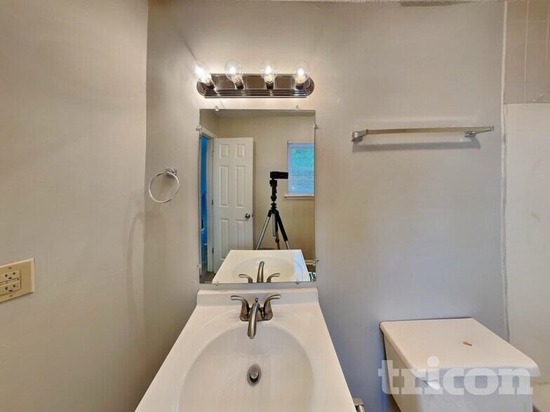 Building Photo - 623 Lockhart Ct NE