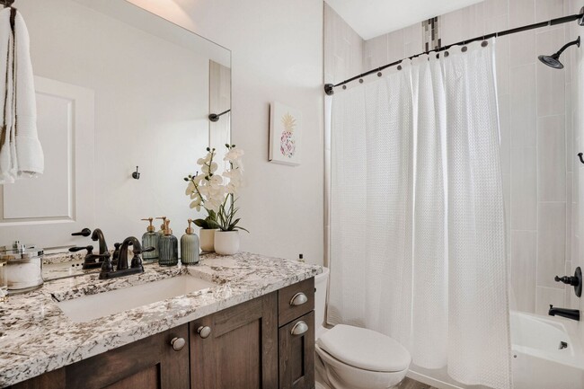Building Photo - Bright & Inviting Home | Access to All