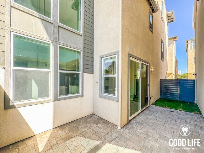 Building Photo - SD: Modern 3BD/3.5BA Townhome in Otay Ranch with Bonus Room, Private Patio & Whole-Home Water Sof...