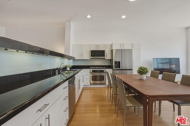 Building Photo - 1100 Wilshire Blvd