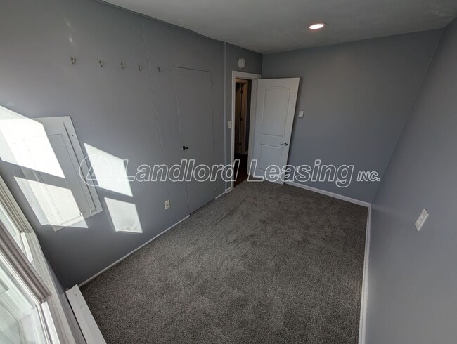 Building Photo - Well-Maintained 3 Bedroom Ranch with Fenced Yard and 2.5 Car Garage