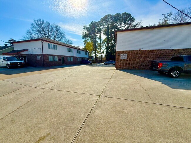 Building Photo - ** Rent ready 1/2 OFF 1st month!!! 1 bedroom near military base