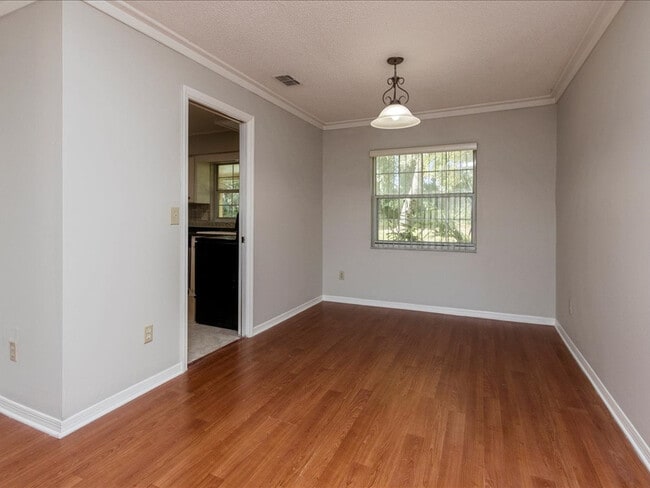 Building Photo - Single Family Pool Home Excellent Location