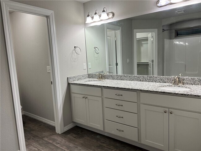 Building Photo - 1001 Tulip St