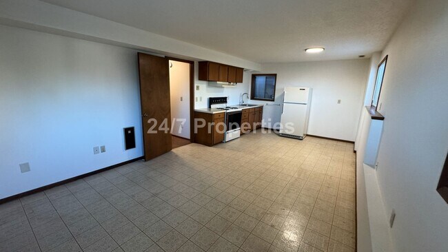 Building Photo - 3 BD I 3.5 BA Home - Separate Living Areas