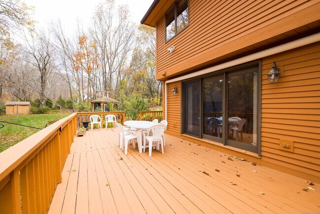 Building Photo - 18 Clifford Ave