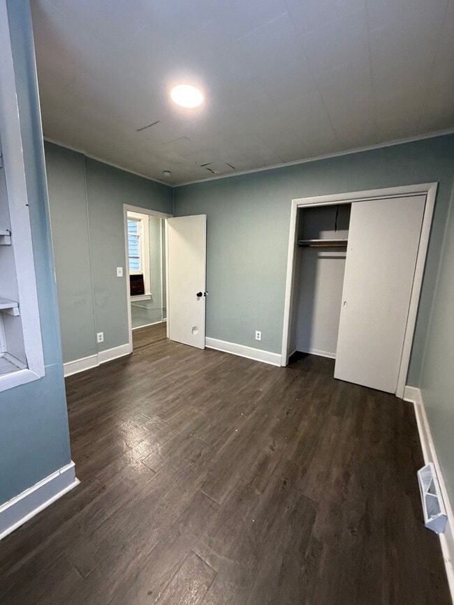 Building Photo - VIDEOTOUR: Inviting, Sunroom, Garage. PETS WELCOME