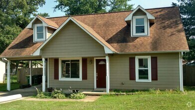 Building Photo - Contact Peggy Goodman 501 676 1758 or Heat...