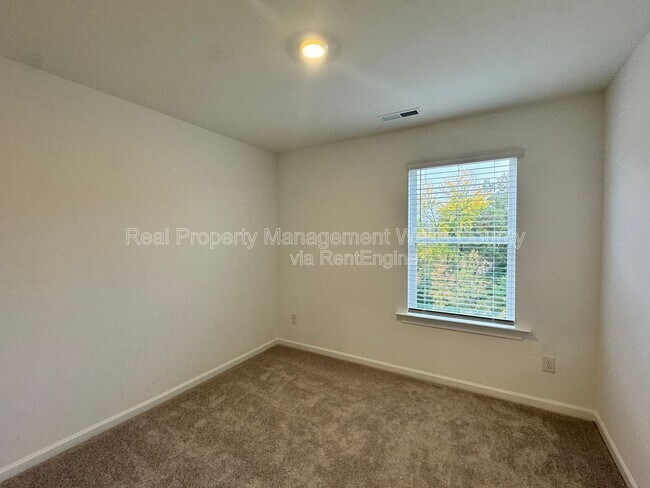 Building Photo - 416 Rowe Wy