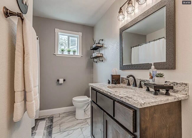 Building Photo - 2 Bed | 2 Bath in Midtown!