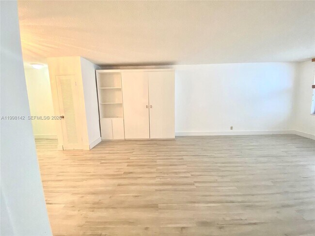 Building Photo - 9225 Collins Ave