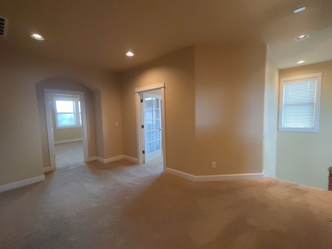 Building Photo - Stunning Renaissance Home, 5 bedroom 3 ful...