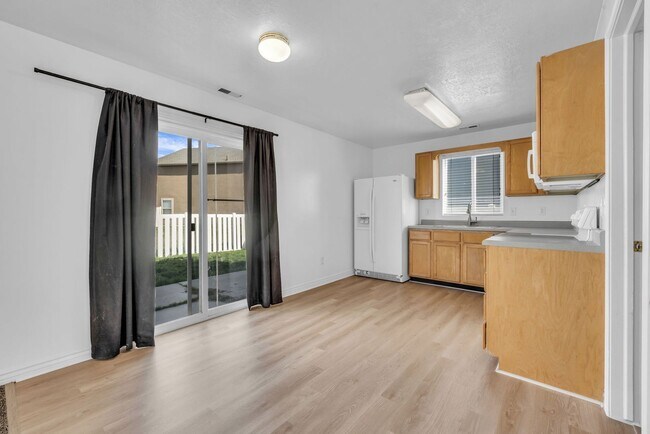 Building Photo - 3 Bedroom 2 Bathroom Home in Saratoga Springs!!