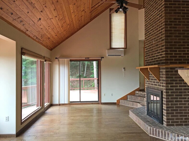 Living room - 983 Brattle Ln