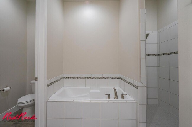 Building Photo - Pet Friendly 4 Bedroom Home! Internet Incl...
