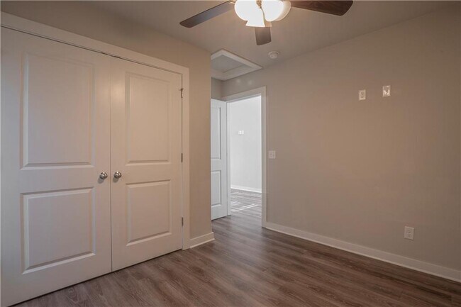 Building Photo - 704 N Honey Locust Bnd