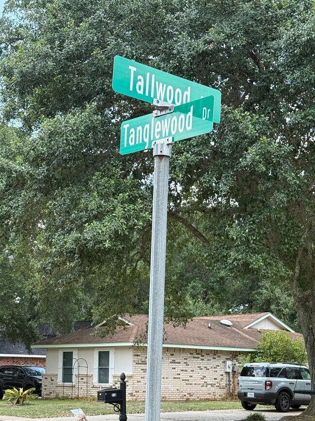 Building Photo - 200 Tallwood Dr