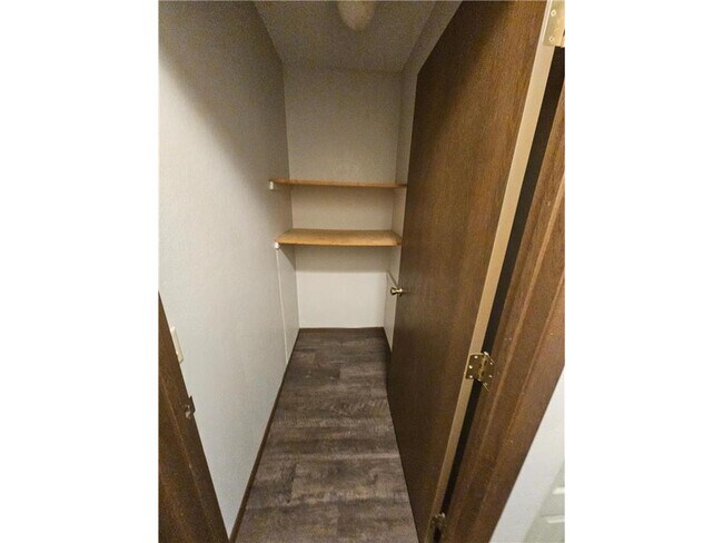 Building Photo - 551 Lakeview Rd