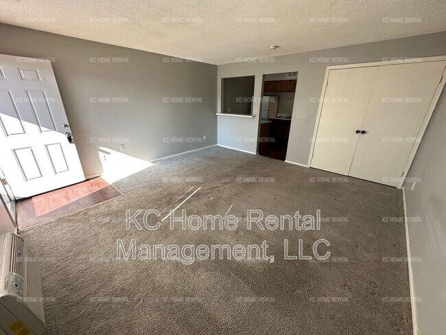 Building Photo - 561 N Somerset Terrace
