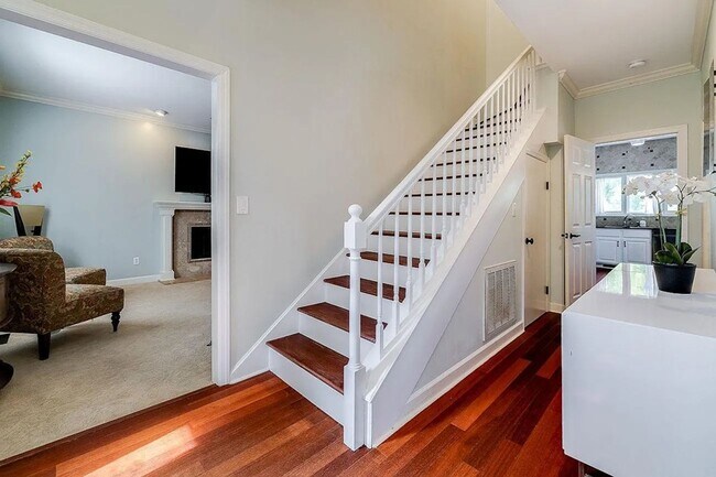 Building Photo - Stunning 4 Bed, 3 Bath Home with Pool in E...