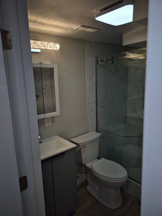 Building Photo - 509 Swan St