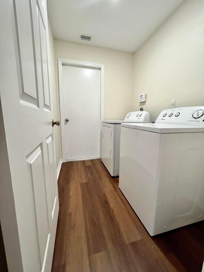 Building Photo - 532 SW Kabot Ave