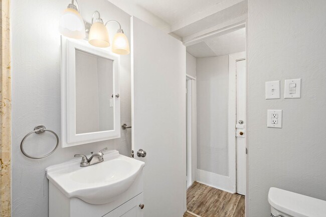 Building Photo - 831 Hall St