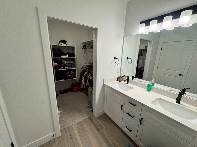 Building Photo - 3 Bed Condo In Desert Color!