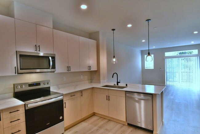 Building Photo - 3bd/2.5ba Lynnwood Townhome