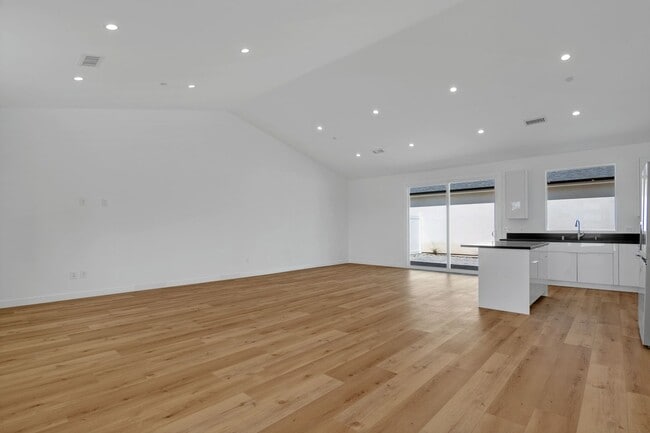Building Photo - Modern 5-Bedroom 5 bath Home for Lease in ...