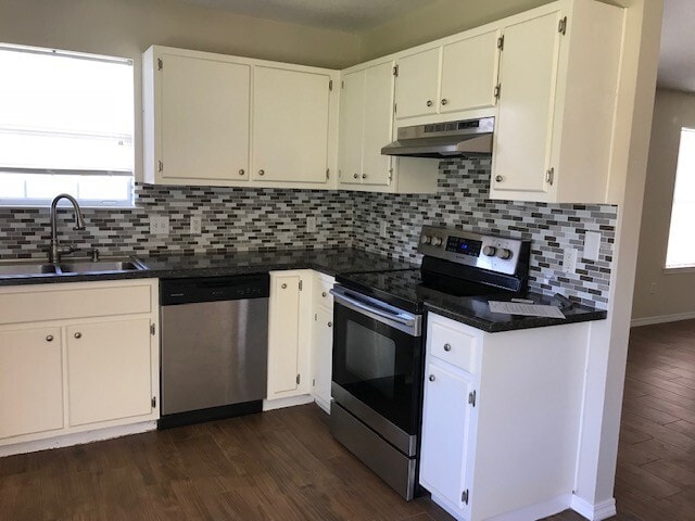 Building Photo - Convenient Location to Hulrburt Field