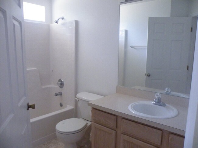 Building Photo - 17 Philmont Ln