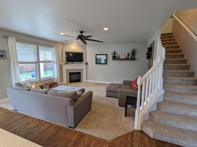 Building Photo - Large 3BD plus bonus rm and den