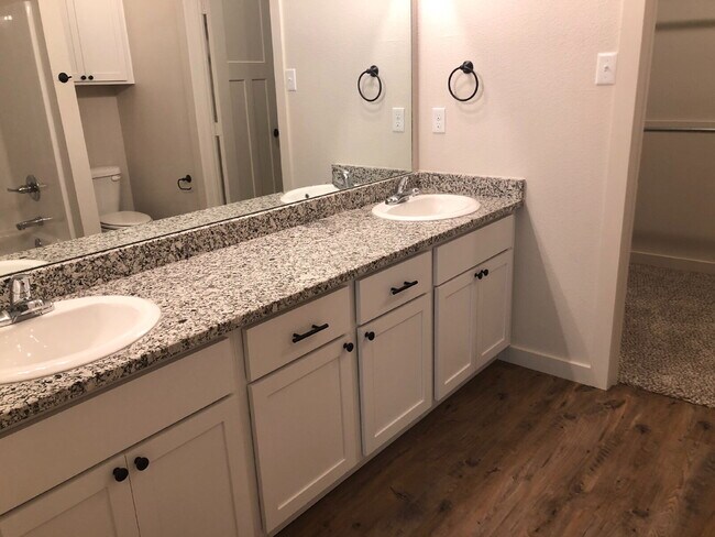 Building Photo - Beautiful well-maintained townhome