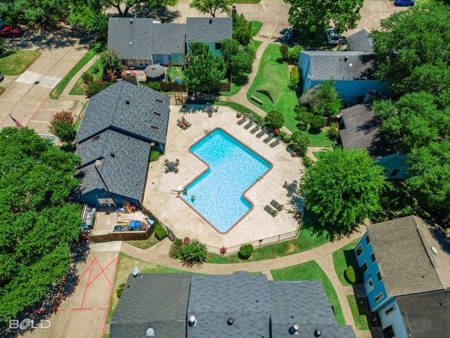 Building Photo - End Unit in Cobblestone with covered parking