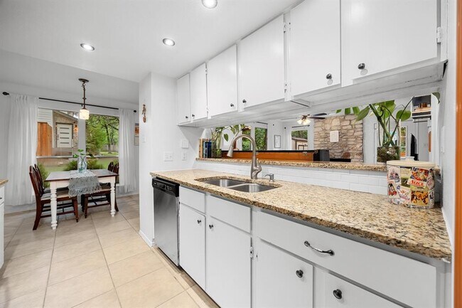 Building Photo - 9100 Mountain Ridge Dr